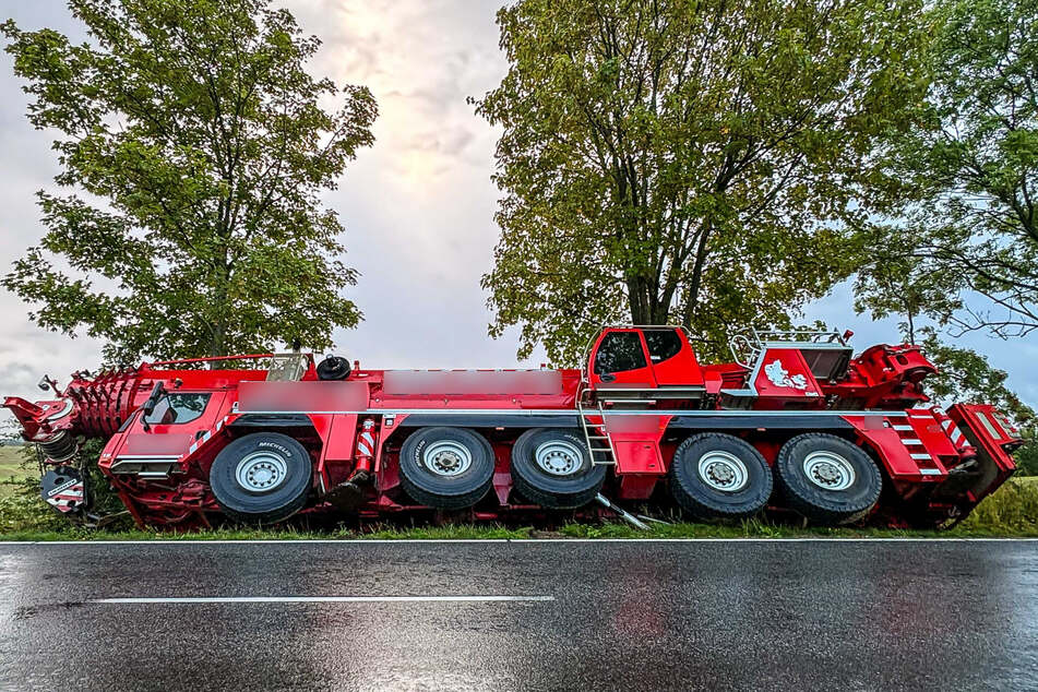 Der tonnenschwere Autokran landete am Freitagmorgen in einem Straßengraben in Schleswig-Holstein.