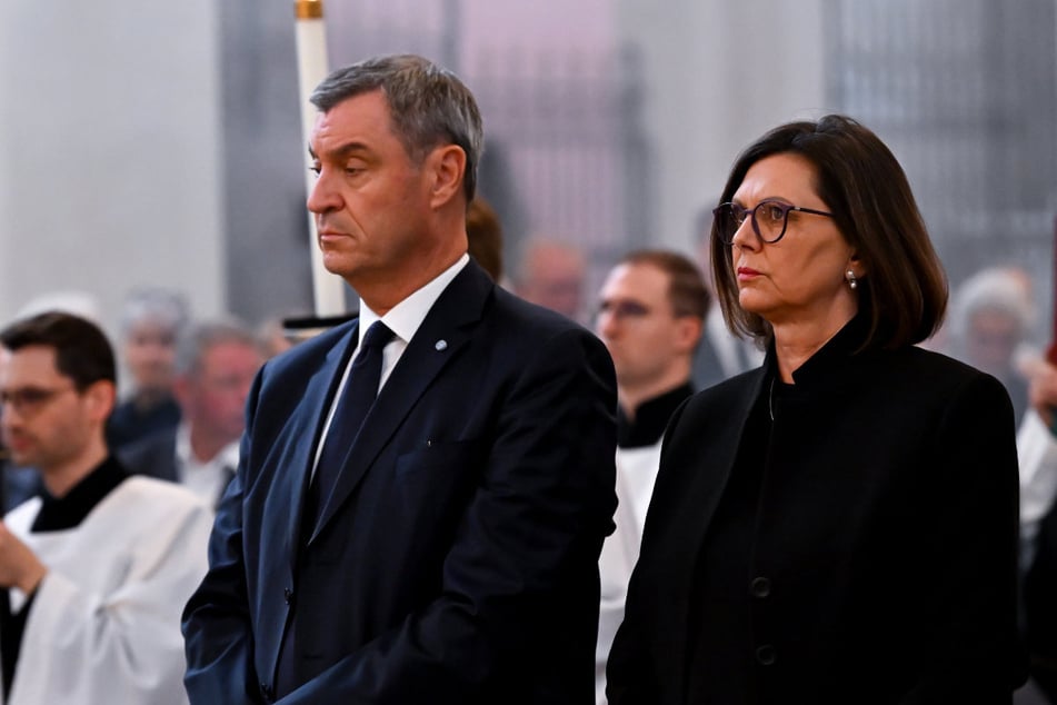 CSU-Größen wie Ministerpräsident Markus Söder (59) und Landtagspräsidentin Ilse Aigner (61) nahmen Abschied vom ehemaligen Kultusminister.