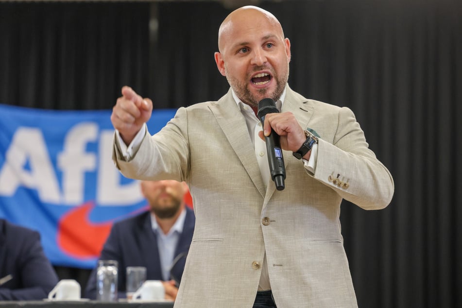 AfD-Fraktionsvize Markus Frohnmaier (35) sieht die Darstellung der Bundesregierung skeptisch.