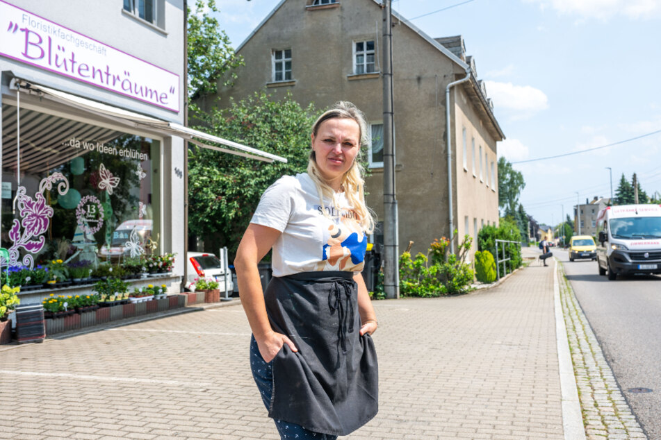 Blumenhändlerin Kathleen Graube (46) wünscht sich (im Scherz) eine neunte Ampel vor dem Laden, "damit Passanten halten müssen".