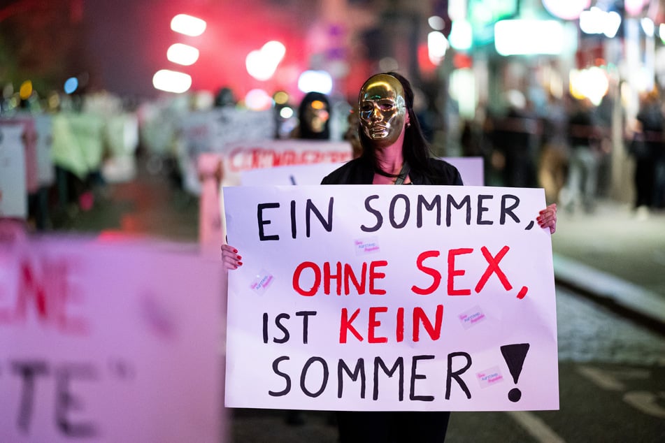 Sexarbeiterinnen demonstrieren auf dem Hamburger Kiez gegen ein Arbeitsverbot im Rotlichtsektor, welches wegen des Coronavirus verhängt wurde.