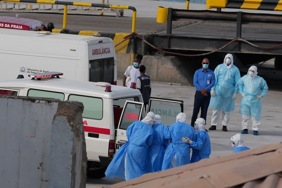 In einem Hafen auf den Kapverden wurden die Patienten durch Gesundheitspersonal in Schutzkleidung vom Kreuzfahrtschiff "Hondius" evakuiert.