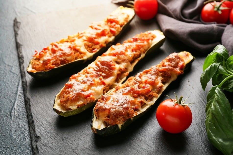 Vegetarische gefüllte Zucchini sind das perfekte Sommergericht.