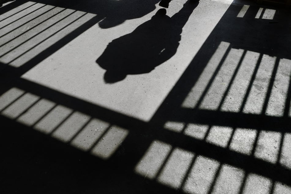 Ein 34-Jähriger sitzt unter anderem wegen des Verdachts der Geiselnahme in U-Haft. Gegen einen 30-Jährigen wurde der Haftbefehl gegen Auflagen außer Vollzug gesetzt. (Symbolbild)