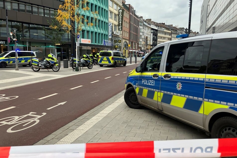 Die Polizei sperrte die Schadowstraße in Düsseldorf am Donnerstag weiträumig ab.