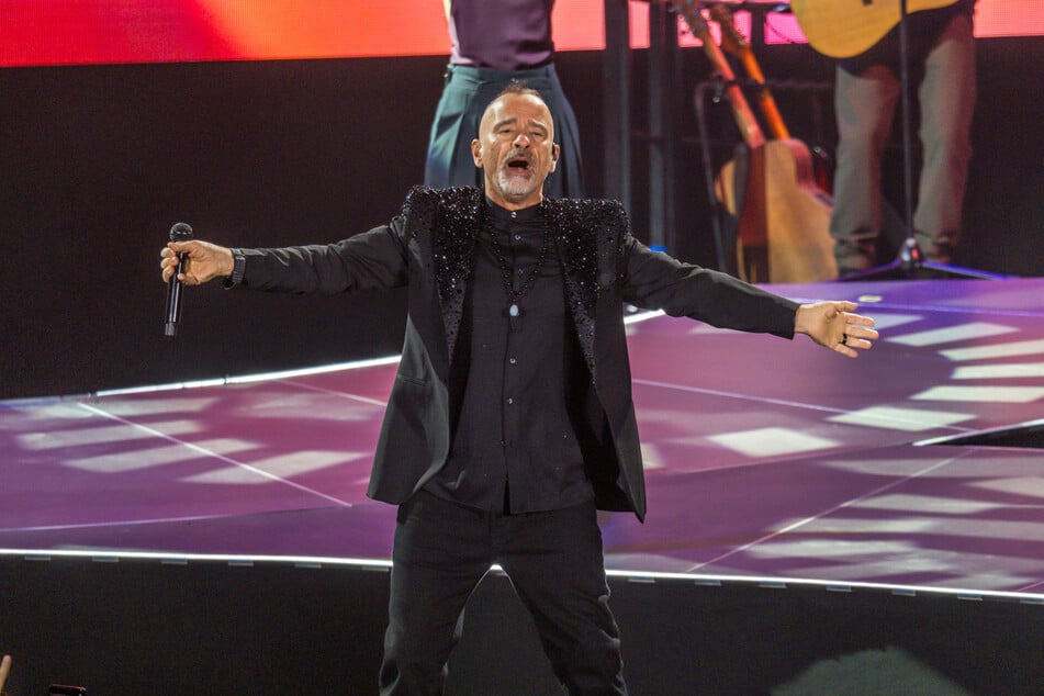 Der Sänger genoss sichtlich die Reaktionen des Publikums und suchte immer wieder die Nähe zur Menge.