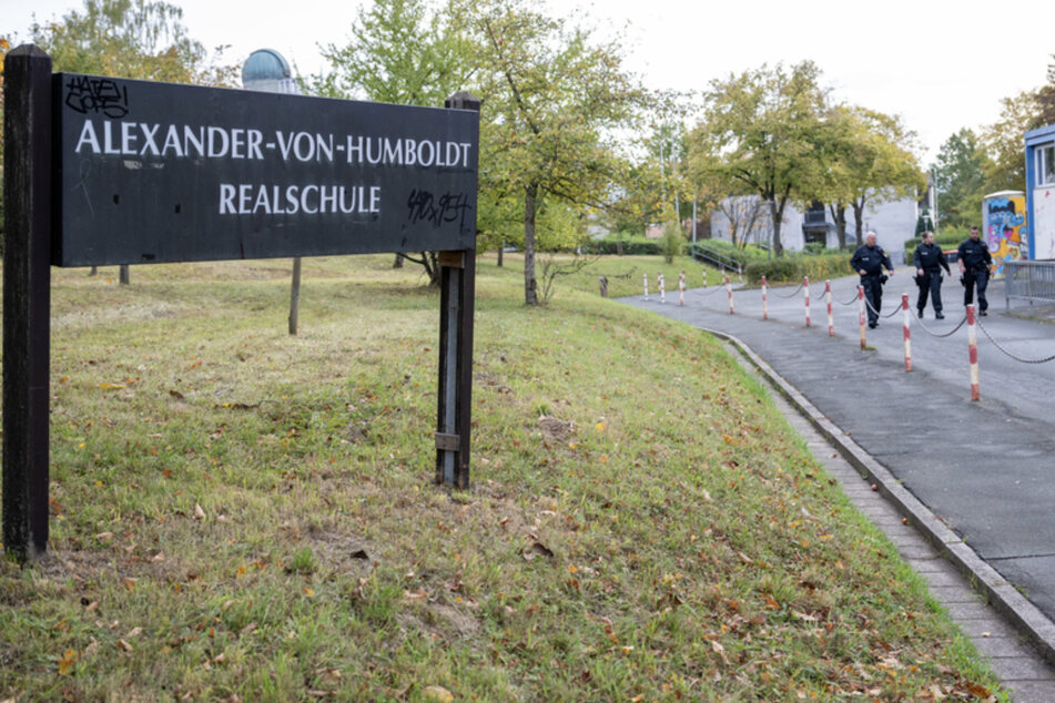 Polizisten kontroliieren den Zugang zur Alexander-von-Humboldt-Realschule in Bayreuth.
