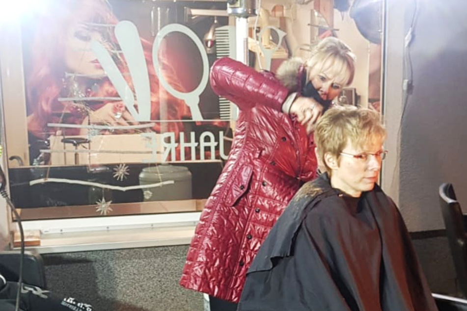 Friseurmeisterin schneidet Ungeimpften die Haare: Nun droht ihr eine Strafe!