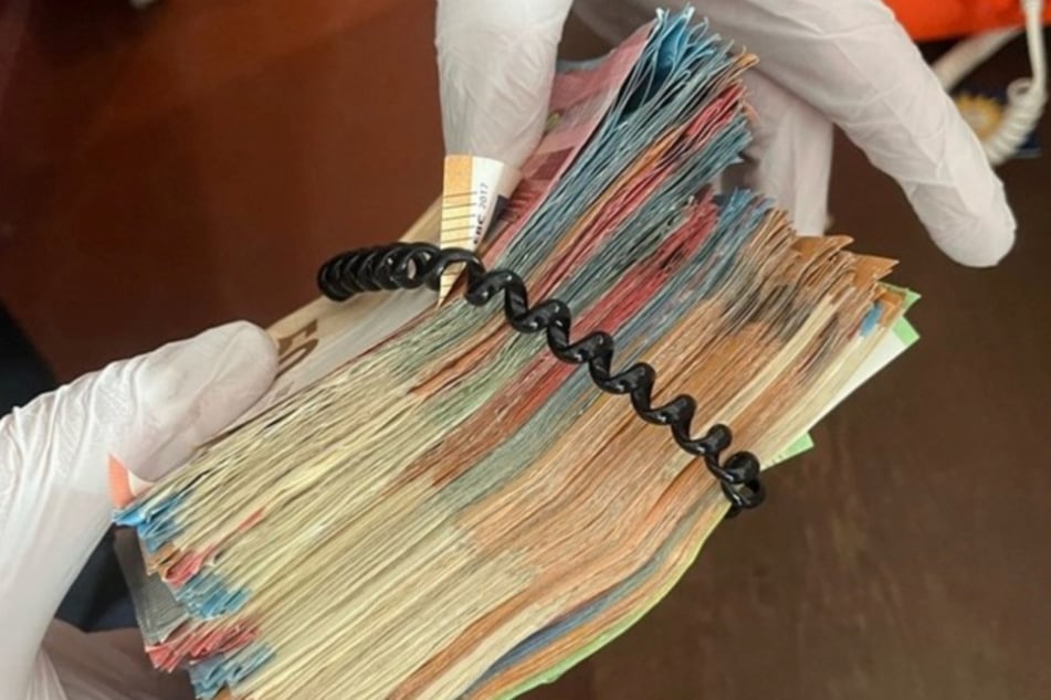Die Polizei stieß bei der Durchsuchung des Zimmers im 13. Stock auf ein dickes Bündel Bargeld.