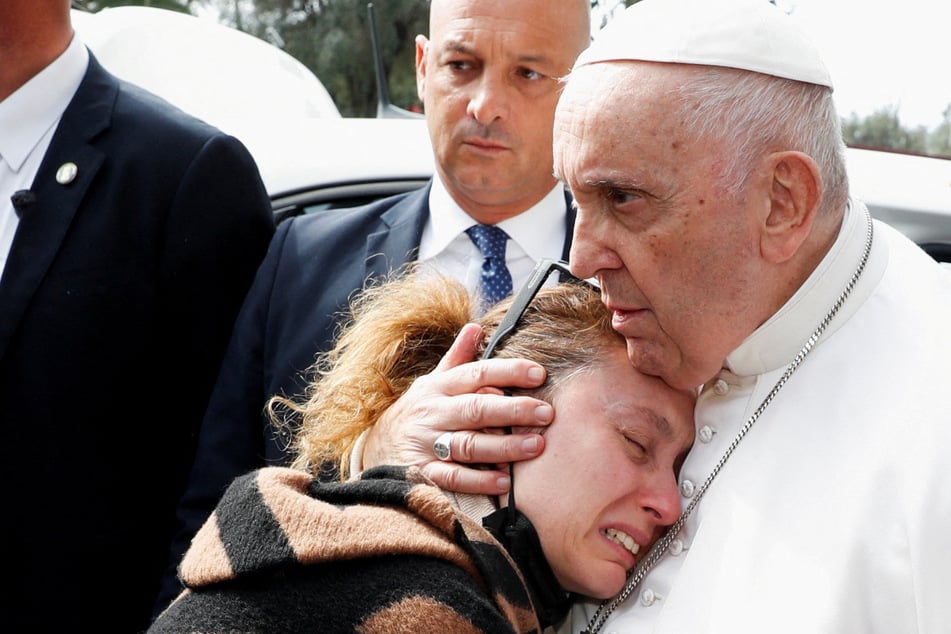 Pope Francis released from hospital amid emotional scenes: "I'm still alive"