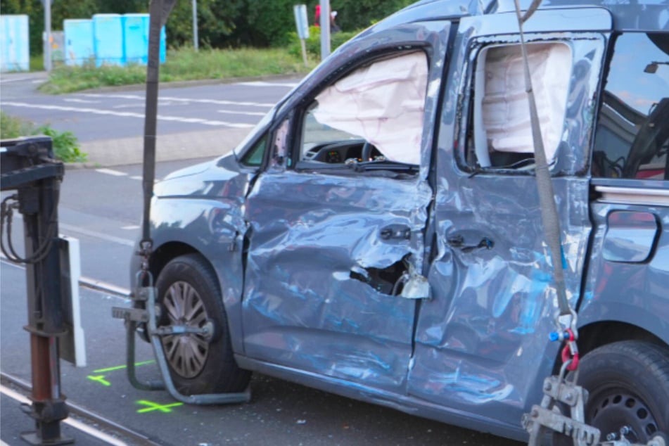 Schwerer Unfall in Leipzig: Straßenbahn donnert VW in die Seite, Fahrer in Klinik
