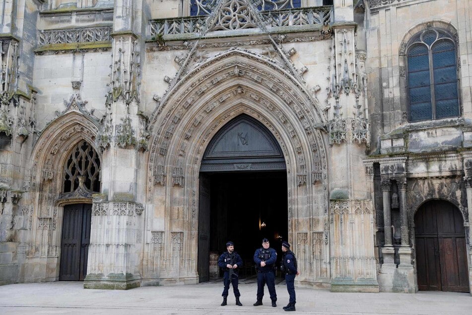 Französische Polizeibeamte patrouillieren am Ostersonntag vor der Kathedrale Saint-Maclou in Pontoise.