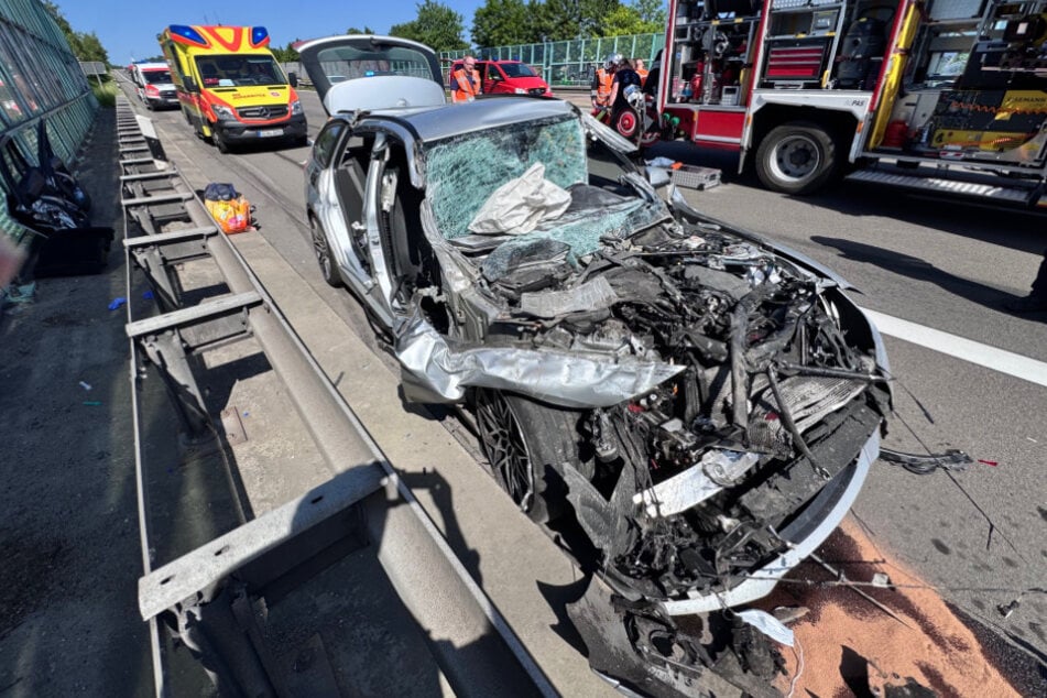 Unfall A4: Auffahrunfall auf A4: Autoinsasse muss aus BMW befreit werden