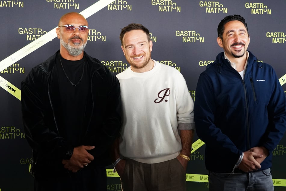Gute Laune beim Fotocall: Massiv (43, l.), Frederick Lau (37) und Eko Fresh (43, r.), der Initiator Kemal Üres für sein Talent lobte, Menschen miteinander zu vernetzen.