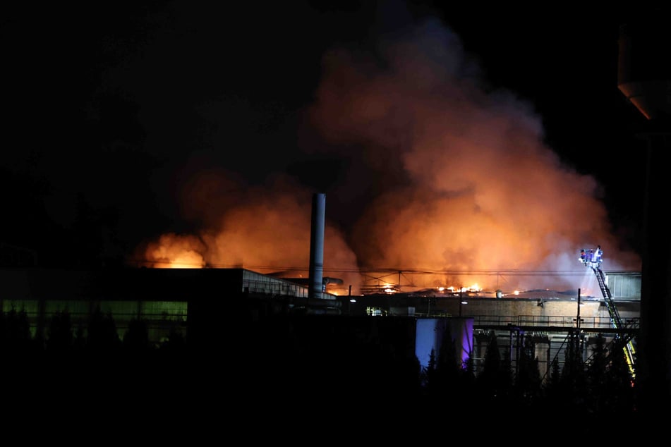 Großbrand in Gießerei: Vier Verletzte, Schaden wohl in Millionenhöhe