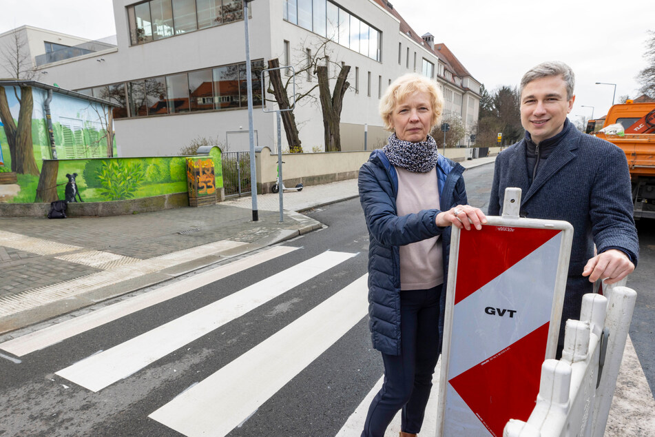 Simone Prüfer (57) von Straßenbauamt und Baubürgermeister Stephan Kühn (44, Grüne) am neuen Zebrastreifen vor der 56. Grund- und Oberschule in Trachau.