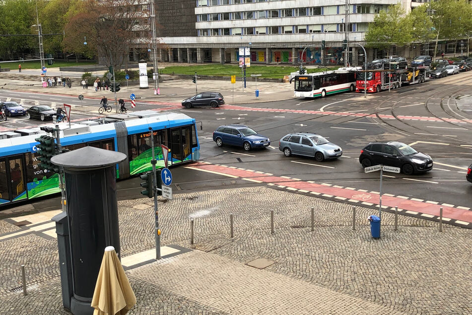 Das tägliche Chaos an der Brückenstraße/ Straße der Nationen: Autofahrer blockieren die Kreuzung und behindern die Straßenbahnen.