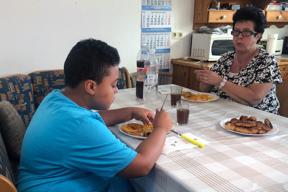 Zieh-Oma Hannelore (64) versorgt Louis, wann immer er will, mit Essen.