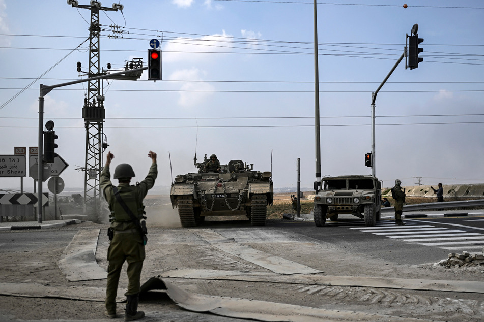 Panzer rollen auf israelischer Seite nahe der Grenze zum Gazastreifen.