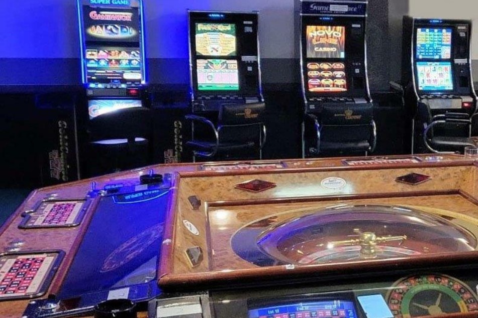 Die Ermittler stellten bei der Razzia in Mönchengladbach mehrere illegale Glücksspiel-Automaten sicher.