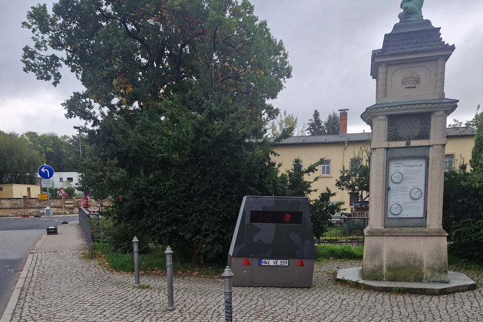 Der Superblitzer mit dem Kennzeichen "HWI VE 159" lauert an der Wettersäule in Lockwitz auf Temposünder.