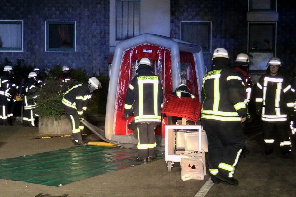 Kameraden der Feuerwehr Erkrath im Einsatz.