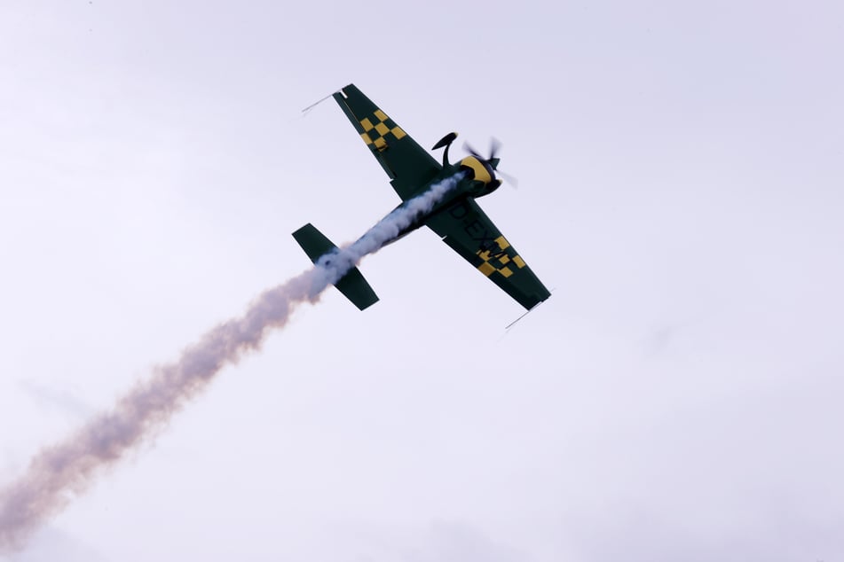 Bei der verunglückten Maschine handelt es sich um ein Sportflugzeug vom Typ "Extra 300". (Archivbild)
