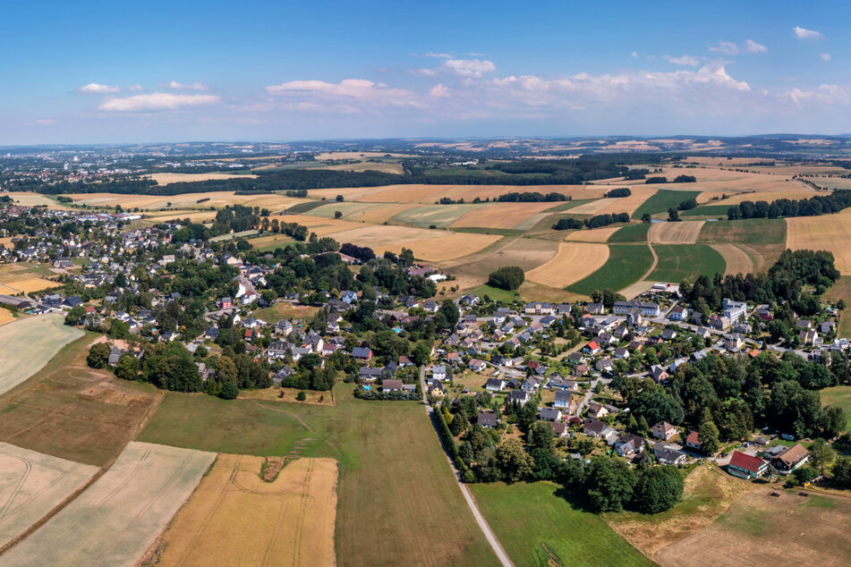 Mittelbach erstreckt sich entlang der Bundesstraße 173 und wird von weiten Feldern gesäumt.