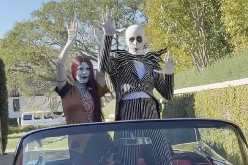 Partystimmung trotz Grusel-Outfit auf der Rückbank eines alten Chevrolet Impala.