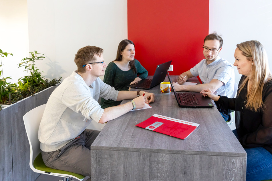 Spannende Jobs mit 13. Gehalt, Boni und 30 Urlaubstagen: Das gibt's bei scia Systems.