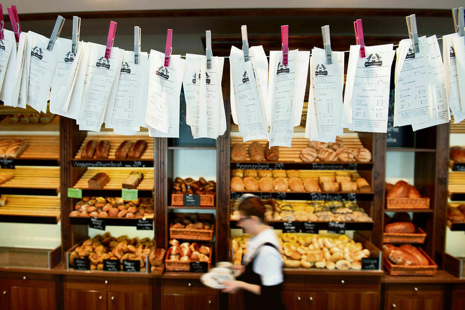 Zahlreiche Kassenzettel hängen im Februar 2020 in der Dresdner "Bäckerei Morenz" an einer Leine. Die Händler müssen ihren Kunden bei jedem Kauf unaufgefordert einen Beleg aushändigen.