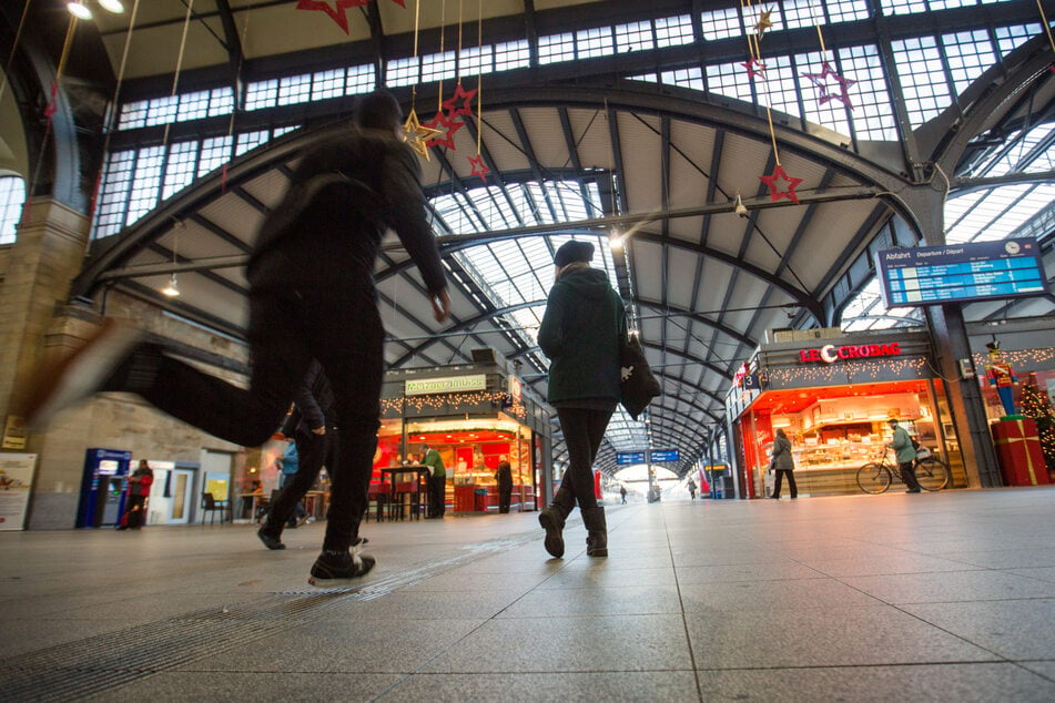 19-Jähriger durch Messerstiche am Hauptbahnhof Wiesbaden schwer verletzt: Fahndung nach dem Täter läuft