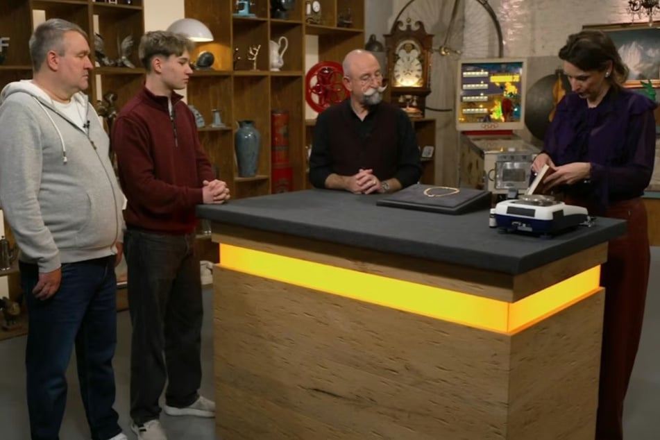 Uwe Epe (l.) und sein Sohn Max wollen bei "Bares für Rares" ein Familienerbstück zu Geld machen.