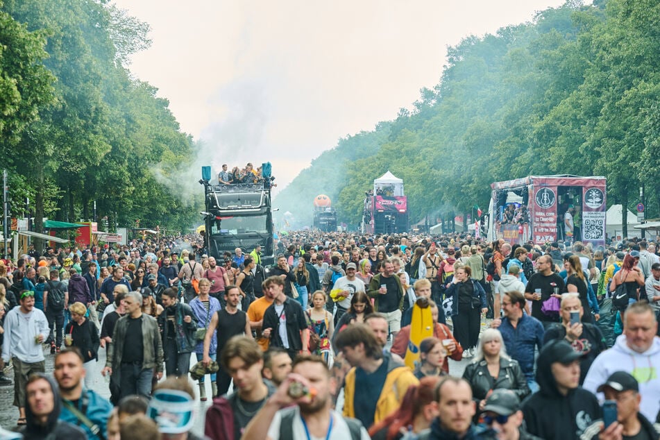 Die Feiernden ließen sich vom Nieselregen nicht abhalten.