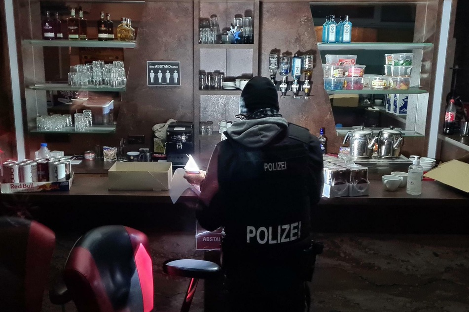 Die Polizei hat am Samstagabend eine illegale Pokerrunde in Berlin-Tempelhof aufgelöst.