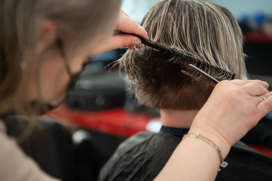 Auch bei Friseurbesuchen brauchen Kunden ab Montag im Landkreis Zwickau keinen 3G-Nachweis mehr. (Symbolbild)