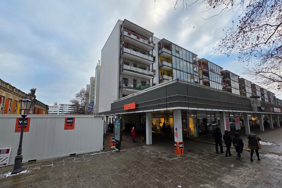 In den sozialen Medien hat ein Video von eingesperrten Tauben unterm Dach auf der Hauptstraße vor ein paar Wochen Wellen geschlagen.