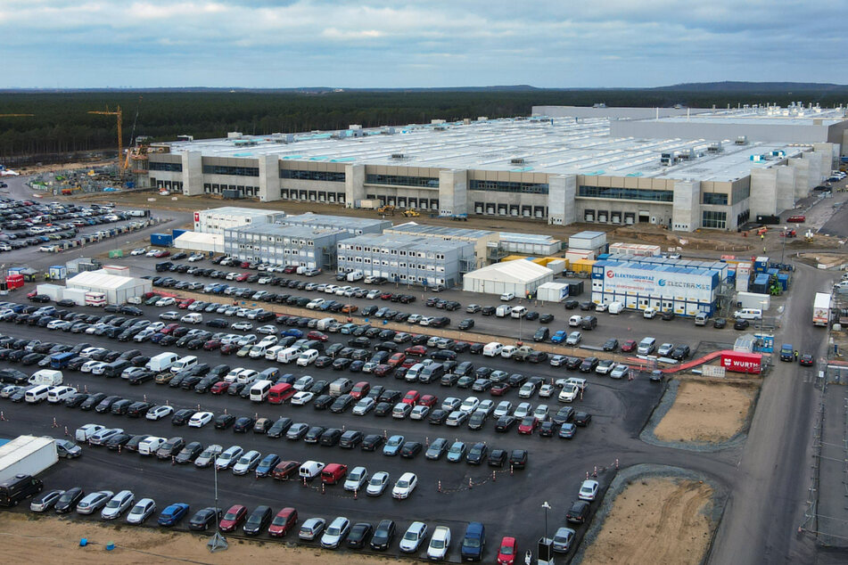 Die Produktion in der ersten europäischen Tesla-Gigafabrik in Grünheide verzögert sich weiter.