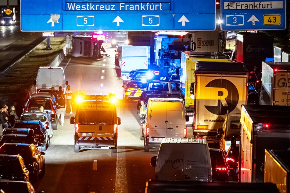 Die A5 wurde nach einem Unfall in der Nacht zu Freitag in nördlicher Richtung voll gesperrt, es bildete sich ein Stau.