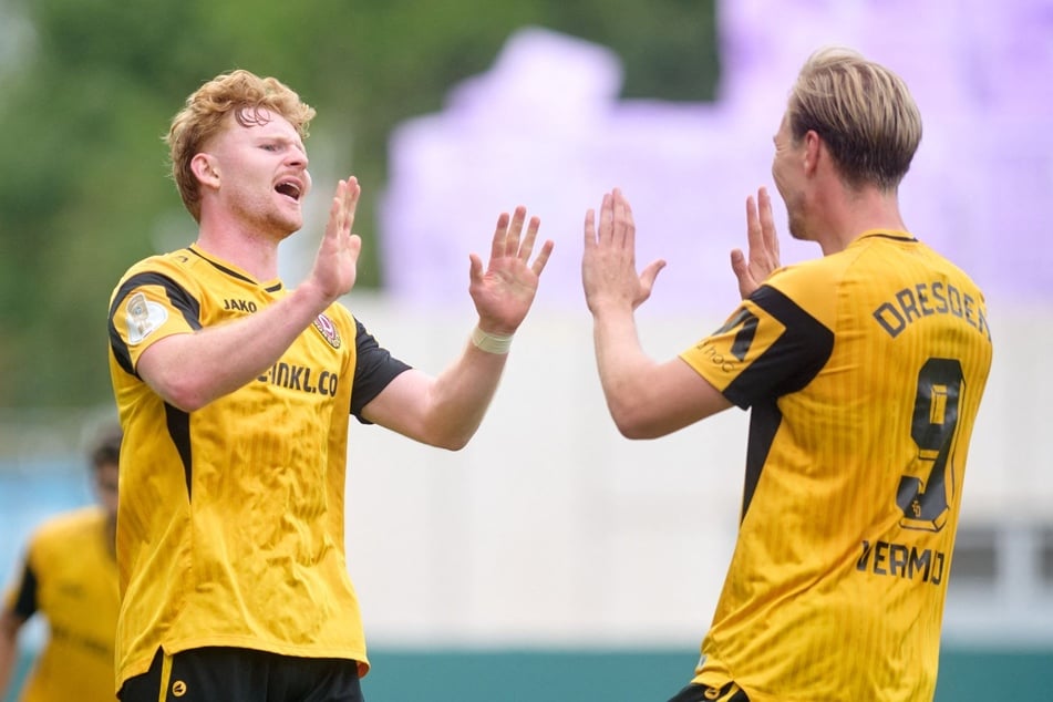 Tor-Bann gebrochen! Robert Wagner (23, l.) klatscht mit Vincent Vermeij (32) ab.
