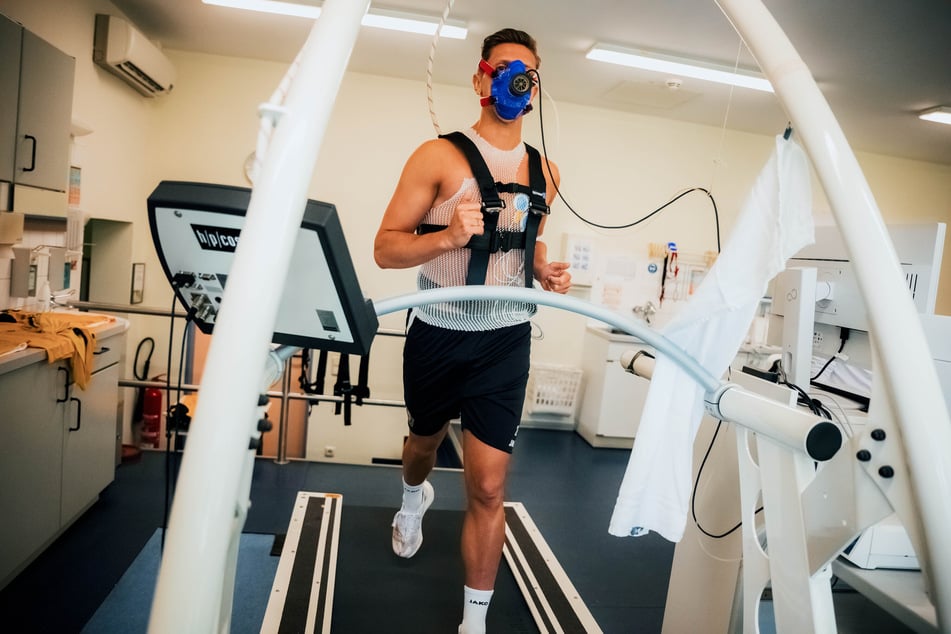 Ab aufs Laufband! Dynamo-Profi Jan-Hendrik Marx (30) musste sich einmal durchchecken lassen.