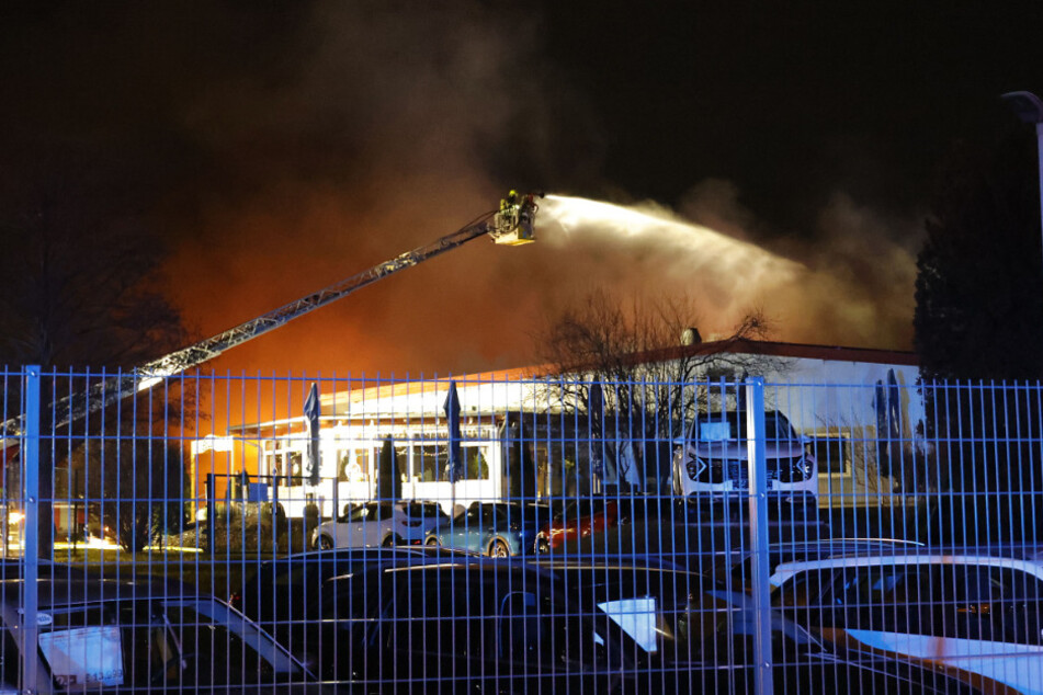 Noch ist die Brandursache des Feuers bei einem Chemnitzer Autohändler noch unklar.