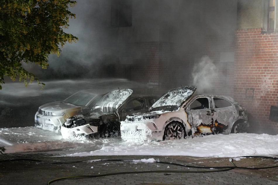Feuerwehreinsatz in der Nacht zu Samstag: In Leipzig brannten mehrere Autos.