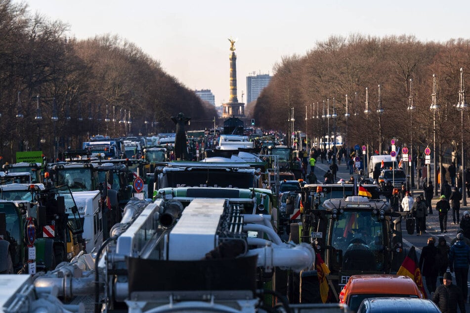 Die Straße des 17. Juni soll voraussichtlich noch bis Dienstagabend gesperrt bleiben.