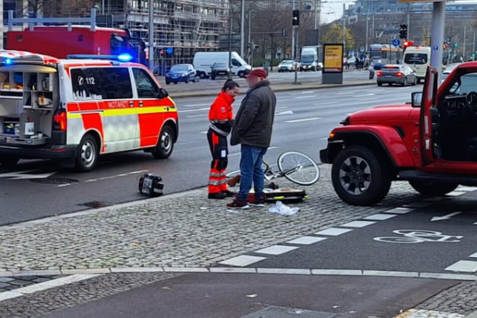 Heftiger Unfall im Leipziger Zentrum: Radfahrer von Jeep erfasst