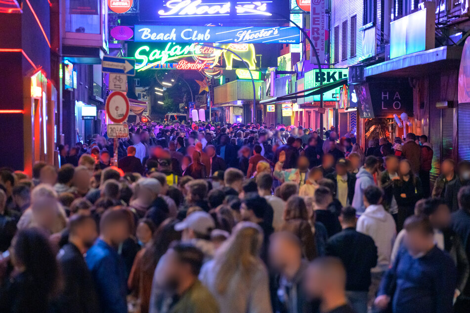 Zahlreiche Nachtschwärmer sind auf der Großen Freiheit unterwegs. In den Clubs darf wieder ohne Maske getanzt werden.