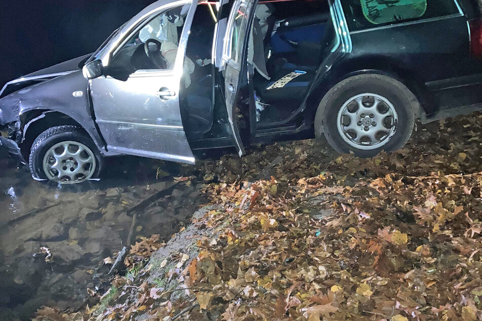 Das Auto wurde von der Polizei aus dem Bach "gefischt".