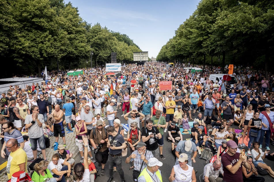 Dicht gedrängt und ohne die Abstandsregeln zu beachten nahmen Anfang August Tausende Demonstranten an einer Kundgebung gegen die Corona-Beschränkungen in Berlin teil.