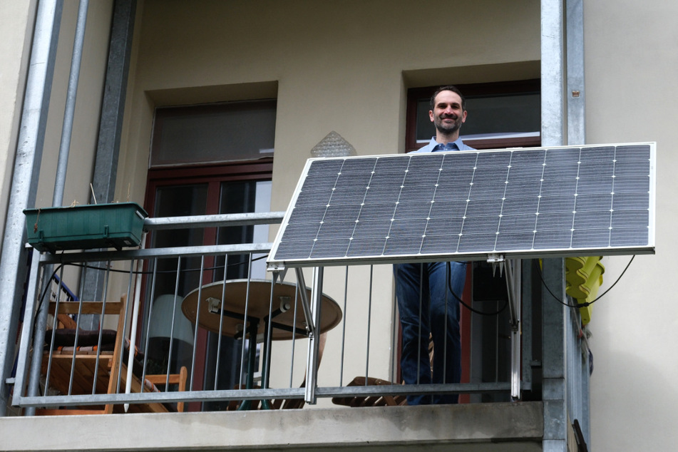 Hans-Peter Knötig mit seinem Solarmodul der Leipziger Firma Priwatt auf seinem Balkon. Stromversorger und Behörden beobachten derzeit einen Boom solcher Mini-Solaranlagen, auch in Sachsen.