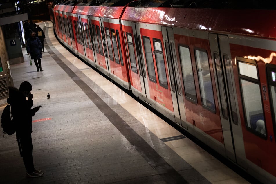 In der Nacht zum Samstag ist ein betrunkener 26-Jährige am S-Bahnhof Hammerbrook in Hamburg auf die Gleise gestürzt. (Symbolfoto)